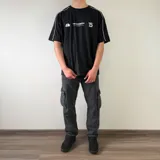 Pantalón cargo de jean azul, de corte recto y tiro medio, con bolsillos laterales con solapa en las piernas.