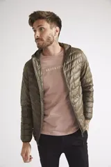 Campera de plumas liviana para hombre, color verde oliva, con capucha, cierre frontal completo y logo de la marca estampado en el pecho.