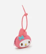 Monedero de silicona con forma del personaje My Melody, en color rosado con detalles en celeste y blanco. Incluye cierre superior y asa flexible texturizada para colgar.