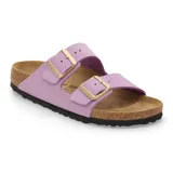 Sandalia Birkenstock modelo Arizona con dos correas ajustables de cuero color lila, hebillas metálicas doradas, plantilla anatómica de corcho y suela de goma negra.