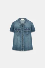 Camisa entallada de denim de manga corta, cuello camisero, bolsillos delanteros con solapa y cierre frontal de botones.