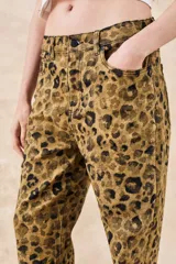Pantalón jean recto de tiro medio con estampado animal print color marrón y negro.