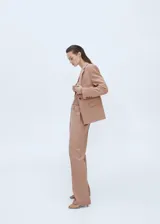 Pantalon de vestir de corte recto, confeccionado en tejido mezcla de lana. Presenta un diseño estructurado con pinzas frontales, bolsillos laterales y cierre oculto de botón, gancho y cremallera.