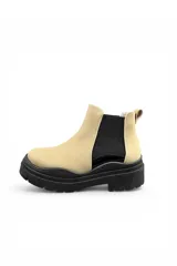 Bota tipo chelsea Eriksen de color beige, con inserciones elásticas negras en los laterales y suela chunky negra con plataforma tractorada.
