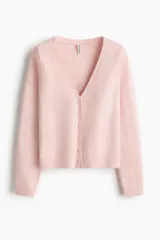 Cardigan de punto suave color rosado, con escote en V, cierre frontal de botones y puños y dobladillo acanalados.