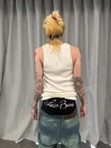 Boxer de algodón color negro, con diseño unisex. Presenta una grifa con el logo de la marca en la parte frontal y una estampa serigráfica en color blanco en la parte trasera.