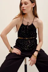 Top halter negro con detalles metalizados dorados, escote fruncido con tirantes finos y lazo ajustable al frente.