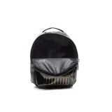 Mochila Puma de mujer, color negro charol con logo dorado. Cuenta con un bolsillo frontal y correas de hombro desmontables.