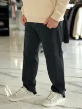 Pantalón de jean celeste de corte oversize y pierna recta.