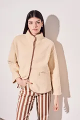 Campera beige de corderito vegano con cuello mao y cierre frontal con botones a presión.