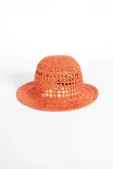 Gorro tipo bucket color naranja, tejido en papiro con diseño calado.