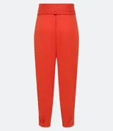 Pantalón jogger color naranja, de tiro medio, con cintura elastizada, lazo ajustable, pliegues delanteros y bolsillos laterales.