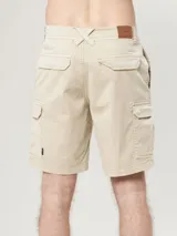 Bermuda cargo azul marino con bolsillos laterales con solapa y bolsillos delanteros y traseros.