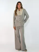 Pantalon de jean negro de corte wide leg, con tiro alto, cierre frontal con botón y bolsillos laterales.