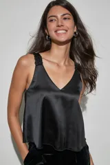 Musculosa negra de satén con escote en V y breteles con detalle de encaje.