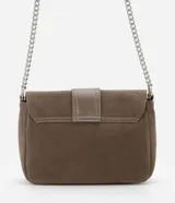 Cartera transversal pequeña de Satinato, confeccionada en suede sintético color marrón con tapa frontal, correa larga de cadena metálica y detalle de tira con hebilla en el centro.