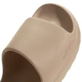 Sandalias Adidas Adilette Lumia color beige, tipo slide, con plantilla moldeada y suela texturizada.