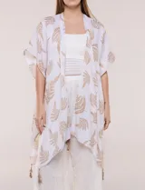 Kimono de gasa verde con estampado de hojas blancas y detalles de lurex. Presenta mangas cortas holgadas, diseño abierto al frente y terminación en punta con borlas en el ruedo.