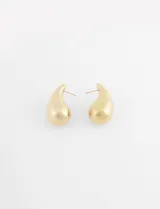 Aros de acero quirúrgico en diseño de gota tridimensional de gran tamaño y acabado dorado brillante.