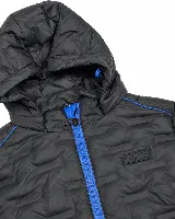Campera puffer negra con capucha integrada, confeccionada en nylon con textura termosellada. Presenta cierre frontal y bolsillos laterales con cremalleras en color azul vibrante, que contrastan con el tono oscuro de la prenda.