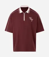 Remera de punto color bordó con ribetes blancos en los hombros y cuello polo, de corte holgado y manga corta. Cuenta con un diseño estampado en la espalda con texto en tonos claros.