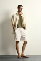 Bermuda relaxed fit de algodón azul marino, con cintura elástica combinada y cordón de ajuste ajustable, bolsillos laterales.