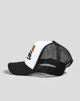 Gorra tipo trucker Von Dutch con frente blanco, visera negra y panel trasero de red negra. Presenta un bordado frontal con el logo de la marca y un diseño de ojo alado.