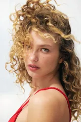 Top de bikini triangular rojo con copas con relleno extraíble, tirantes trenzados y tiras para anudar en la espalda.