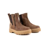 Bota corta de cuero color chocolate con paneles laterales elásticos, cierre lateral y suela track de goma en tono beige. Presenta detalles de costuras decorativas en la puntera.