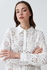 Camisa fucsia de broderie con cuello clásico, cierre frontal con botones y mangas largas.
