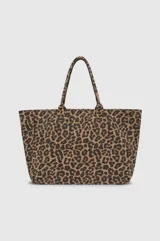 Bolso tipo tote bag grande sin forro de Anine Bing, confeccionado en lona con estampado animal print de serpiente en tonos grises y blancos. Cuenta con doble asa de hombro y el nombre de la marca estampado en contraste en el frente.