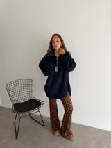 Pantalón de corte oxford con estampado de jirafa en tonos marrones, confeccionado en tela con caída fluida.