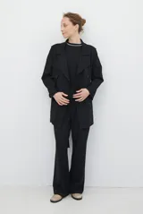 Trench simil gamuza color marrón, con cuello de solapa muesca, cuatro botones delanteros, bolsillos laterales y cinturón a la altura de la cintura.