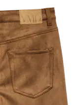 Pantalón de gamuza marrón de tiro medio, con bolsillos laterales y corte recto.