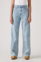 Pantalón de jean estilo carpenter con corte baggy y pierna ancha. Presenta tiro alto, bolsillos laterales y traseros, y costuras reforzadas características del diseño utilitario.