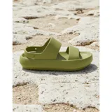 Chancletas tipo gomones de diseño ergonómico, color verde oliva, con doble tira ancha en el empeine y tira trasera ajustable. Fabricadas en material sintético antideslizante con suela de plataforma.