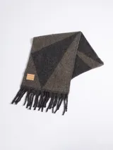 Bufanda de lana con diseño geométrico en tonos gris y marrón, con flecos en los extremos y etiqueta de marca cosida.