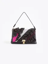 Cartera de hombro negra confeccionada en cuero vacuno, con diseño de solapa frontal decorada con volados de cuero y cierre metálico tipo candado.