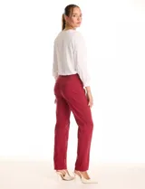 Pantalón sastrero de corte recto y entallado, con nervadura central vertical que estiliza la silueta. Cuenta con cintura ancha de soporte, panel de malla interna para control abdominal y bolsillos posteriores simulados.