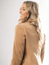 Tapado largo color beige, de corte recto y manga larga.