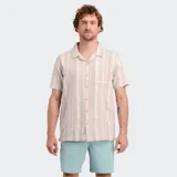 Camisa de manga corta Oneill Reed color beige, con diseño de rayas verticales, cuello cubano y un bolsillo aplicado en el pecho.