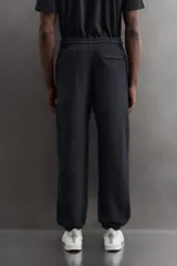 Pantalón jogger relaxed fit de Zara Athleticz confeccionado en tejido de algodón color marrón, con cintura elástica ajustable mediante cordón en contraste, bolsillos laterales y bajo con puño elástico.