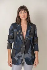 Blazer estampado en tonos de azul y visón, con bolsillos ojal y cierre de un botón.
