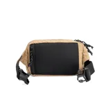 Riñonera de diseño funcional confeccionada en tejido ripstop repelente al agua, fabricado con plástico reciclado. Presenta un compartimento principal con cierre, un bolsillo frontal con cierre y un bolsillo frontal con solapa y hebilla de ajuste. Incluye correa regulable para llevar a la cintura o cruzada.