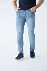 Pantalón de jean corte regular, color azul oscuro, con diseño de cinco bolsillos, pasacintos y detalles de roturas localizadas en la parte frontal.