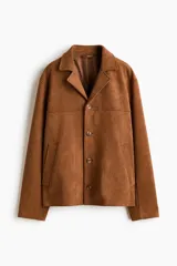 Campera marrón de tejido suave con acabado cepillado, solapas de muesca, cierre frontal de botones, bolsillos laterales insertados y canesú delantero y trasero.