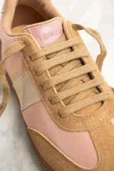 Zapatillas deportivas Lemon de cuero y gamuza color rosa, con cordones y suela de goma marrón.