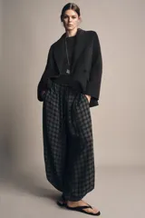 Blazer Zara de corte recto confeccionada en mezcla de lana, color gris oscuro. Presenta cuello con solapas de muesca, cierre frontal cruzado con botones y bolsillos delanteros con solapa.