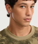 Kit de tres pares de caravanas de metal plateado que incluye un par con dije de spike colgante, un par de spikes pequeños y un par con diseño de estrella.