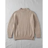 Sweater de punto color marrón con diseño de trenzas y textura en relieve. Presenta cuello alto, mangas largas y puños acanalados.